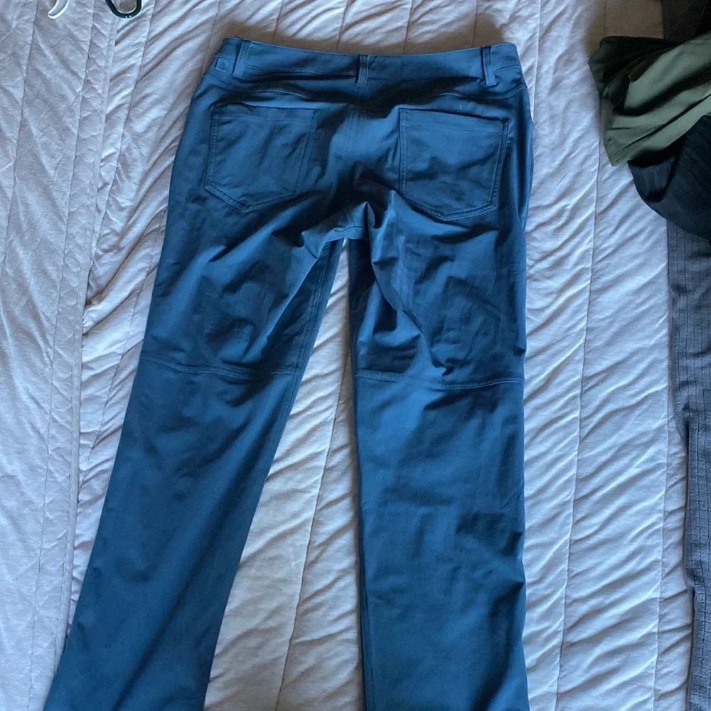 Lululemon men’s pants- BARELY USED LIKE NEW SIZE 31 - Picture 2 of 2